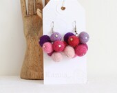 Leicht, handgefertigte Ohrringe, Traubenform, Filz Pom-Poms, in rosa/lila/violett.