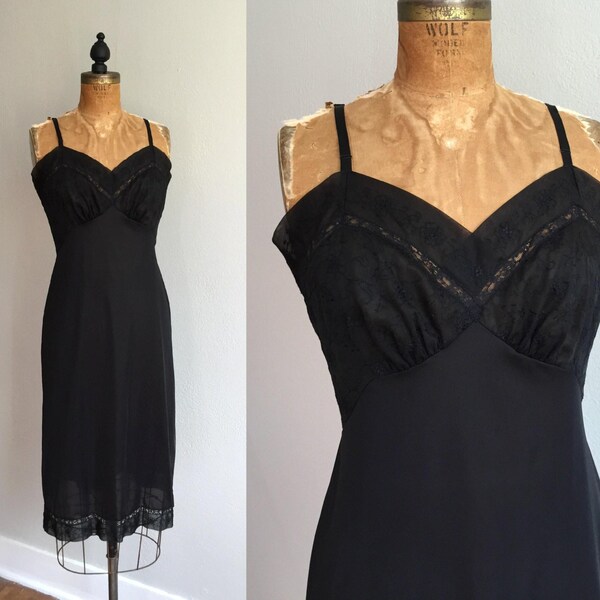 Vintage 1950s Slip / 50s Vanity Fair Black Floral Lace Dress Slip Noir Boudoir Underpinnings Nylon Beauty Femme Fatale Slip - Medium 36