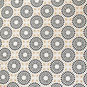 Puede incluir: Una tela beige con un patr&oacute;n repetitivo de c&iacute;rculos negros y dorados. Los c&iacute;rculos est&aacute;n formados por diamantes negros m&aacute;s peque&ntilde;os y est&aacute;n rodeados por un anillo dorado.