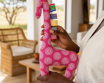Shweshwe Giraffe Plush Toy – Handmade Baby Toy – South African Cotton – Soft Montessori Sensory Toy – Cadeau bébé girafe tissu africain