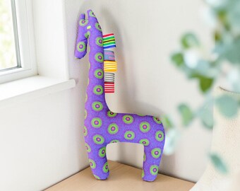 Shweshwe Giraffe Plush Toy – Handmade Baby Toy – South African Cotton – Soft Montessori Sensory Toy – Cadeau bébé girafe tissu africain