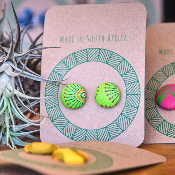 Boucles d'oreilles en tissu africain - Vert anis, motif protée - oreilles percées