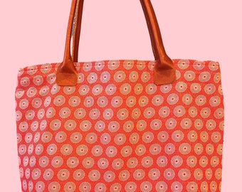 Sac cabas Rouge - Shweshwe et jean - Base et poches intérieures tissu vert - anses en cuir véritable