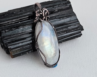 レインボームーンストーンネックレスペンダントワイヤーを緑青銅で包んだもの