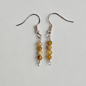 Brincos pendentes leves em opala amarela com ganchos em prata esterlina