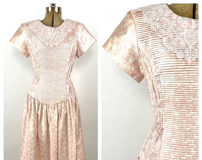 80s Pink White Pintuck Dress Sweetheart Drop Waist Lace Collar Tea Party Dress Waist Tie Belted Vintage Dress Xs S