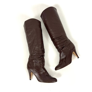 80s Brązowe Wysokie Skórzane Buty Na Wysokim Obcasie Marszczone Buty Slouch Składane Nad Kolano Buty Pirackie Vintage 6