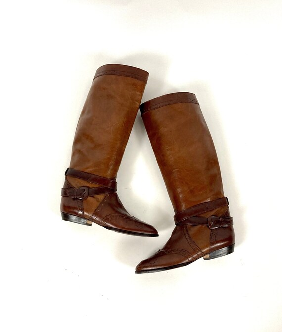 70s Brown Tall Leather Riding Boots Two Tone Oxford Wingtip Cowboy Flat Perforated Saddle Buckle Strap Vintage Boho Hippie Boots 7