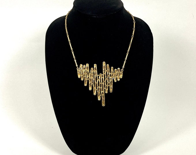 80s Gold Tone Medallion Necklace Heartbeat Sculpture Statement Chain Necklace