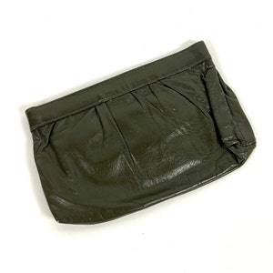 Clutch de piel verde oliva de los años 70, estilo militar, dorado, de latón, tipo sobre, vintage