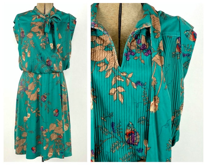 70s Green Butterfly Print Blouson Day Dress Floral Pleated Secretary Neck Tie V Neck Sleeveless Midi Hippie Boho Vintage Dress XS S