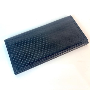 Cartera de mano plegable Yves Saint Laurent de los años 70, color negro, con el icónico diseño de YSL y la firma de un diseñador, con cuadros tipo gofre
