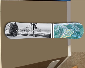 Może przedstawiać: Czarno-białe zdjęcie wyciągu narciarskiego w Red Lodge Mountain w Montanie, z kolorową mapą ośrodka narciarskiego po prawej stronie deski snowboardowej.