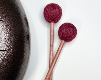 Mazos para tambor de lengua / Mazos para tambor de tanque / Serie Premium / "Cereza" roja + Abedul teñido de cerezo / Madera + Núcleo de látex, Lana - 9.25” (1 par)