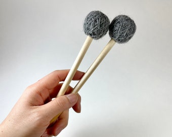 Mazas para tambor de lengüeta / Mazas para tambor de tanque / Serie estándar / Color gris piedra / Núcleo de goma + lana envuelta en hilo - 9,25" (1 par)