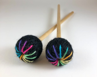 Mazos para tambor de lengüeta / Mazos para tambor de tanque / Serie Premium / Negro con costura arcoíris / Varilla de abedul, madera + núcleo de látex, lana - 9,25” (1 par)