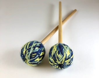 Mazos de tambor de lengua / Mazos de tambor de tanque / Serie Premium / "Constelación" azul amarillo verde / Madera + núcleo de látex, lana - 9.25” (1 par)