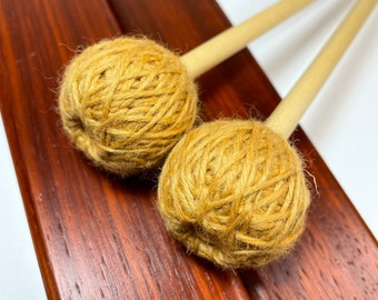 Mazos de Marimba, Mazos de Percusión / Mediamente Dura / Vara de Oro Color Mostaza Lana / Mangos de Abedul, Goma + Núcleo de Látex - 16" (1 par)