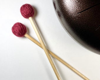Mazas para tambor de lengüeta, baquetas para tambor de tanque / Serie estándar / Rojo oscuro "Cherry" / Núcleo de goma + lana envuelta en hilo - 9,25" (1 par)