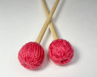 Mazas para tambor de lengüeta / Mazas para tambor de tanque / Serie estándar / Color rojo claro "fresa" / Núcleo de goma + lana envuelta en hilo - 9,25" (1 par)