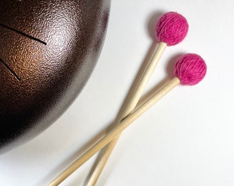 Mazas para tambor de lengüeta / Mazas para tambor de tanque / Serie estándar / Color rosa "Peonía" / Núcleo de goma + lana envuelta en hilo - 9,25" (1 par)