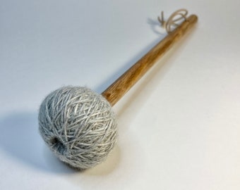 Mazo Gong Pequeño / Hilo de Lana Gris Claro / Mango de Roble Natural con Correa de Gamuza - 12.5" (1 Mazo Individual)