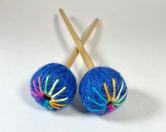 Mazas para tambor de lengüeta / Mazas para tambor de tanque / Serie Premium / Lana azul + Punto arcoíris / Palo de abedul, madera + Núcleo de látex - 9,25" (1 par)