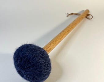 Gong, Tam Tam Mallet grande / Hilo de lana finlandesa azul marino oscuro / Mango de roble natural / Mazo pesado - 16.5" (1 mazo individual)