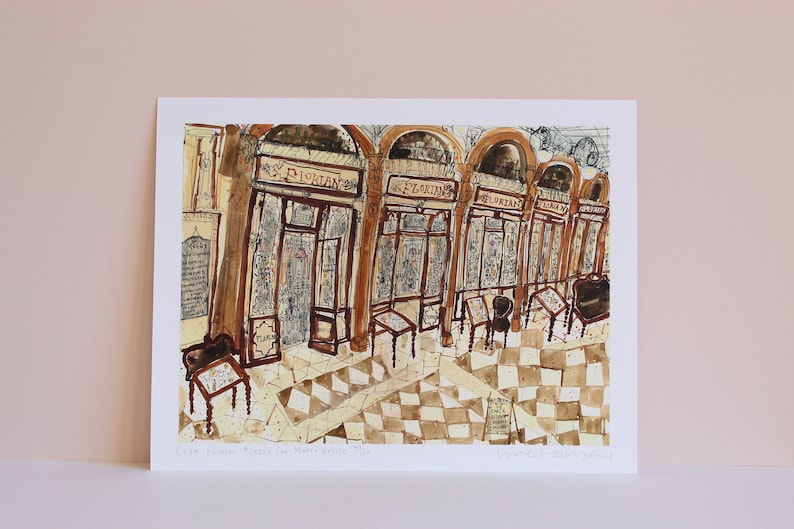 Puede incluir: Una ilustraci&oacute;n de acuarela del interior de una cafeter&iacute;a llamada "Florian" en Venecia, Italia. La cafeter&iacute;a tiene un suelo de ajedrez y varias mesas y sillas. La cafeter&iacute;a tiene un letrero que dice "Florian" sobre la entrada.
