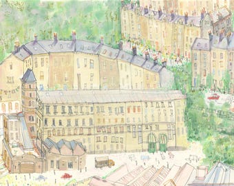 Può includere: Un dipinto ad acquerello di una scena di strada cittadina con edifici, alberi e auto. Gli edifici sono dipinti in tonalità di giallo e marrone, e gli alberi sono verdi. Ci sono auto parcheggiate per strada e persone che camminano sul marciapiede.