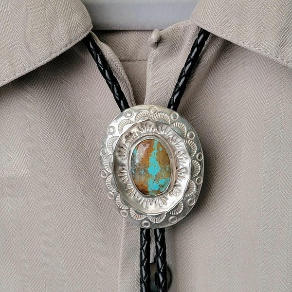Corbata de bolo hecha a mano, corbata de bolo con piedra turquesa natural en plata esterlina de artista, cordón de cuero negro de 4 hebras, puntas plateadas, regalo para novio vaquero
