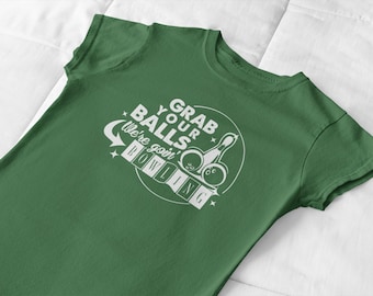 Camiseta divertida de bolos. ¡Agarra tus bolas! ¡Vamos a jugar a los bolos! Camiseta de regalo para papá. Camiseta para hombre, mujer, niño y niña.