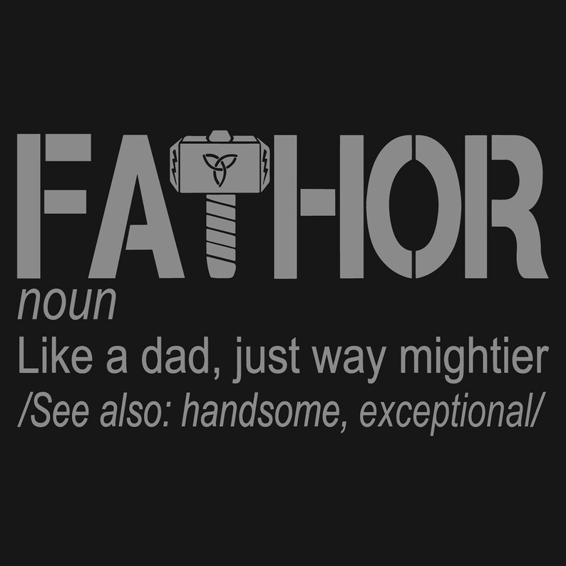 Pu&ograve; includere: Un design grafico grigio con la parola "FATHHOR" in grandi lettere. La parola "nome" &egrave; sotto la parola "FATHHOR". Il testo "Come un padre, solo molto pi&ugrave; potente" &egrave; sotto la parola "nome". Il testo "/Vedi anche: bello, eccezionale/" &egrave; sotto il testo "Come un padre, solo molto pi&ugrave; potente". Un martello grigio con un fulmine e un simbolo di triskel &egrave; al centro della parola "FATHHOR".