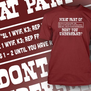 Puede incluir: Una camiseta roja con texto blanco que dice "WHAT PART OF DON'T YOU UNDERSTAND?" El texto est&aacute; en un cuadro con borde blanco. La camiseta est&aacute; sobre un fondo rojo con texto blanco que dice "HAT PART OF RS): K3, *SL 1 WYIF, K3; REP 2: K1, *SL 1 WYIF, K3; REP FP EAT ROWS 1-2 UNTIL YOU HAVE R DONT"