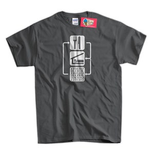 Peut inclure: Un t-shirt gris fonc&eacute; avec un graphique blanc repr&eacute;sentant un organigramme. L'organigramme montre une fourchette et un couteau, une maison avec un lit et un clavier d'ordinateur. Le texte sur le t-shirt est "Manger, Dormir, Coder, R&eacute;p&eacute;ter."