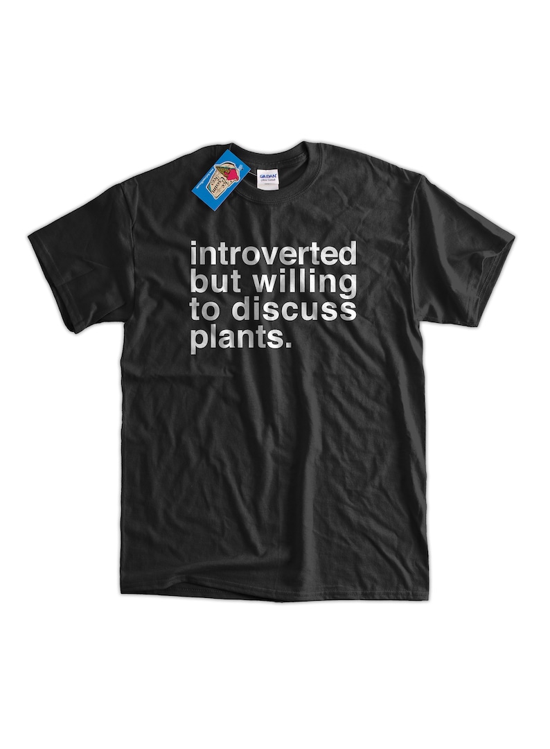 K&ouml;nnte beinhalten: Schwarzes T-Shirt mit wei&szlig;em Text, der "introvertiert, aber bereit, &uuml;ber Pflanzen zu diskutieren" lautet.