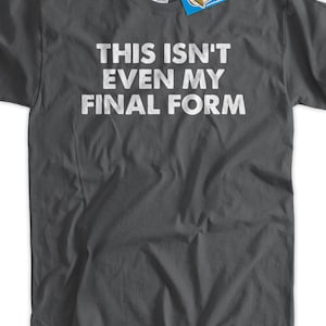 Op de afbeelding: Een donkergrijs T-shirt met de tekst "This isn't even my final form" in wit.