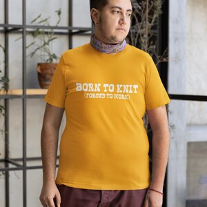 Camiseta divertida de punto "Nacido para tejer, obligado a trabajar", regalo para mamá, serigrafiada, para hombre y mujer imagen 2