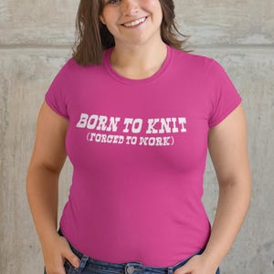 Camiseta divertida de punto "Nacido para tejer, obligado a trabajar", regalo para mamá, serigrafiada, para hombre y mujer imagen 1