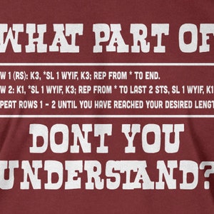 Puede incluir: Texto blanco sobre fondo marr&oacute;n que dice "WHAT PART OF" seguido de instrucciones de tejido en un cuadro blanco. El texto contin&uacute;a con "DONT YOU UNDERSTAND?"
