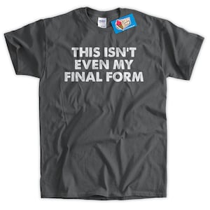 Op de afbeelding: Donkergrijs T-shirt met witte tekst die "This isn't even my final form" zegt.