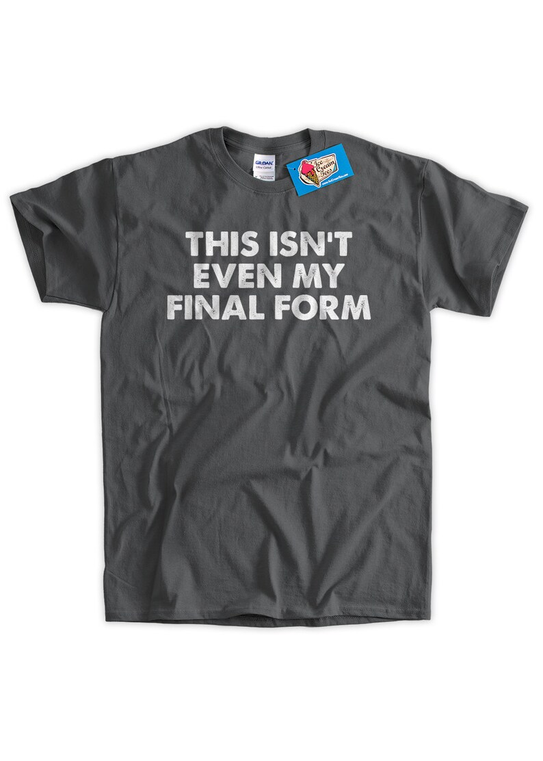 Op de afbeelding: Donkergrijs T-shirt met witte tekst die "This isn't even my final form" zegt.