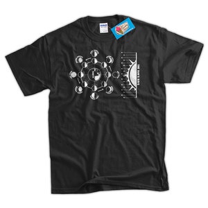 Może przedstawiać: Czarny T-shirt z białym nadrukiem przedstawiającym fazy księżyca i promienie słońca. Nadruk zawiera słowo "EARTH" i tekst "THE SUN'S RAYS".