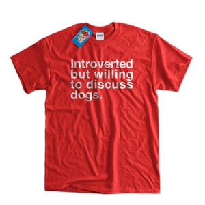 K&ouml;nnte beinhalten: Rotes T-Shirt mit wei&szlig;em Text, der "introvertiert, aber bereit, &uuml;ber Hunde zu diskutieren" lautet.