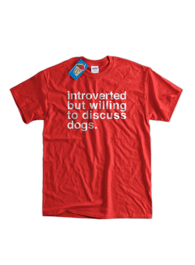 K&ouml;nnte beinhalten: Rotes T-Shirt mit wei&szlig;em Text, der "introvertiert, aber bereit, &uuml;ber Hunde zu diskutieren" lautet.