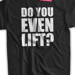 Peut inclure: T-shirt noir avec un texte blanc qui dit "Do you even lift?"