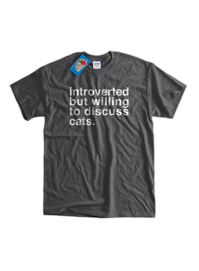 K&ouml;nnte beinhalten: Ein dunkelgraues T-Shirt mit dem Text "introvertiert, aber bereit, &uuml;ber Katzen zu diskutieren." in wei&szlig; gedruckt.