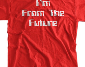Może przedstawiać: Czerwona koszulka z białym napisem "I'm From The Future" w pikselowanej czcionce.