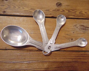 Vintage 1950's Aluminum Measuring Spoon Set On Original Ring - Vintage Measuring Spoons - Mid Century Measuring Spoons - Farmhouse Kitchen