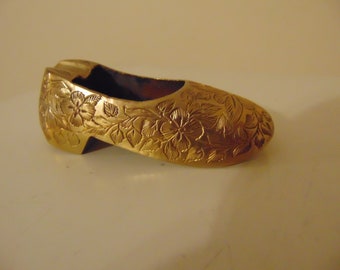 Vintage Rare Solid Brass Shoe Ashtray With Heel, Hand Etched With Flower & Leaf Designs, Made In India, 1960's - Brass Shoe Ashtray - Boho